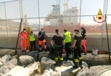 Multedo – Pescatore cade sugli scogli e si ferisce, soccorso dai Vigili del Fuoco