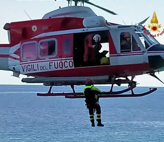 Pieve Ligure, anziano cade sugli scogli, è grave elicottero vigili del fuoco