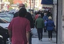 Coronavirus – Strade e sentieri affollati di gente, la Liguria riapre ma è subito a rischio strada affollata