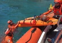Chiavari – Scivola sugli scogli e si rompe la caviglia, 60enne soccorso via mare