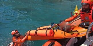 Chiavari – Scivola sugli scogli e si rompe la caviglia, 60enne soccorso via mare