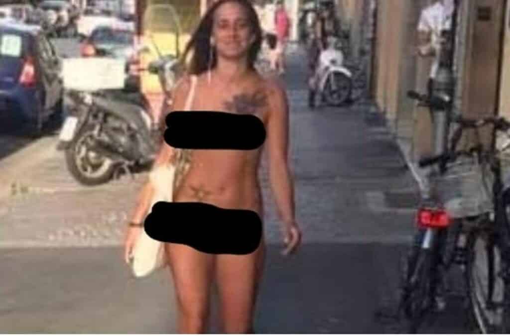 donna cammina nuda per strada a Bologna