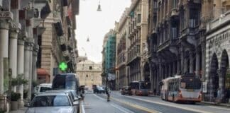 Genova, ciclista insegue Bus e assale donna autista con sputi e minacce posteggi pista ciclabile via XX settembre