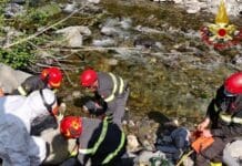 Scivola nel torrente e un masso gli blocca una gamba, pescatore salvato dai Vigili del Fuoco