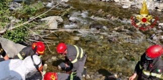 Scivola nel torrente e un masso gli blocca una gamba, pescatore salvato dai Vigili del Fuoco