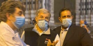 Movida – Passeggiata di Toti e di Bucci nel centro storico ma solo loro hanno la mascherina Marco Bucci Giovanni Toti mascherine