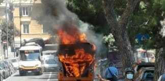 Bolzaneto, bus in fiamme in via Reta: conducente intossicato autobus in fiamme castelletto