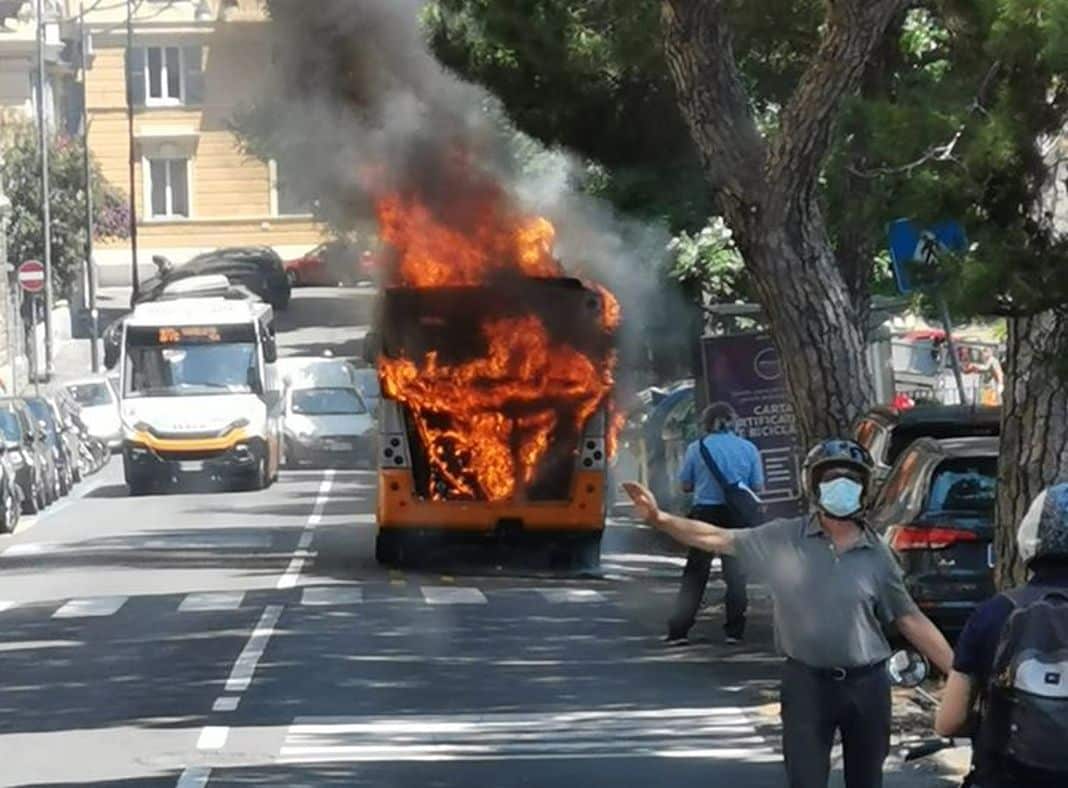 autobus in fiamme castelletto