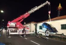 Finiscono con l’auto nel patio di un’abitazione, soccorsi dai Vigili del Fuoco – FOTO