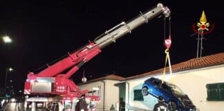 Finiscono con l’auto nel patio di un’abitazione, soccorsi dai Vigili del Fuoco – FOTO