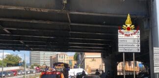 Intonaco cade dal raccordo autostradale in via Cantore – FOTO