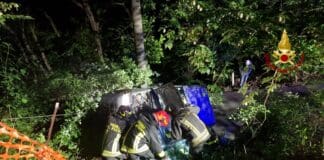Recco, finiscono con l’auto in bilico sulla scarpata: salvati dai Vigili del Fuoco