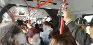 Coronavirus – Le proteste degli studenti fanno attivare nove servizi di Bus aggiuntivi a Genova autobus affollati