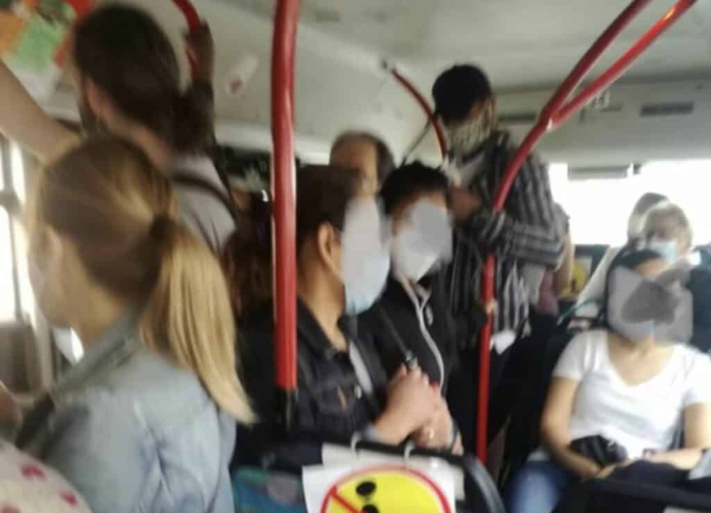 autobus affollato
