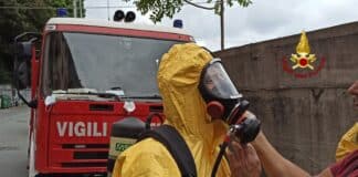 Sversamento chimico a Voltri, camion perde tanica di acido cloridrico – FOTO