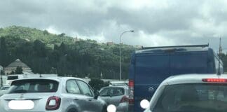 Valbisagno – Si rompe un tubo, traffico in tilt coda valbisagno staglieno