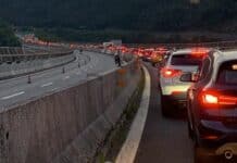 Autostrade Liguria – Tramonta il sole e le auto sono ancora bloccate in coda code autostrada A12 Genova Livorno