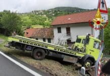 Carro attrezzi senza conducente finisce in un fossato a Crocefieschi carro attrezzi incidente crocefieschi
