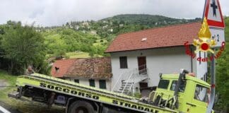 Carro attrezzi senza conducente finisce in un fossato a Crocefieschi carro attrezzi incidente crocefieschi