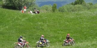 Moto da cross sui sentieri, scattano i controlli, i carabinieri invitano a segnalare abusi moto parco Antola