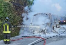 Albisola, furgone in fiamme sull’autostrada A10, traffico in tilt vigili fuoco incendio autobus