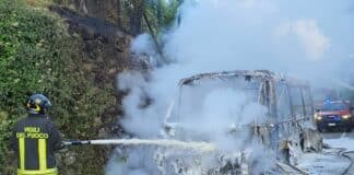 Albisola, furgone in fiamme sull’autostrada A10, traffico in tilt vigili fuoco incendio autobus