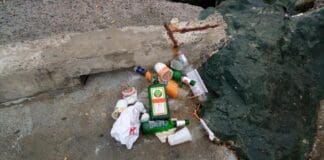 Pegli – Bottiglie e spazzatura abbandonati sul Lungomare