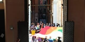 Protesta a Tursi per difendere la bambina con due mamme presidio rainbow tursi