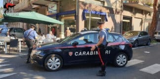 Albenga, in preda alla gelosia travolge con l’auto un dehor di un bar