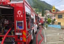 San Colombano Certenoli, crolla il tetto di una palazzina in fiamme