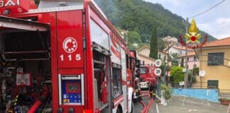 San Colombano Certenoli, crolla il tetto di una palazzina in fiamme