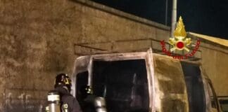 Sampierdarena – Furgone in fiamme in viale Spataro
