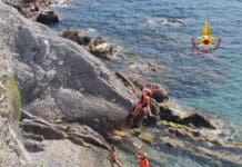 Quarto, si infortuna a una spalla in spiaggia: giovane soccorso dai Vigili del Fuoco – FOTO