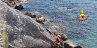 Quarto, si infortuna a una spalla in spiaggia: giovane soccorso dai Vigili del Fuoco – FOTO