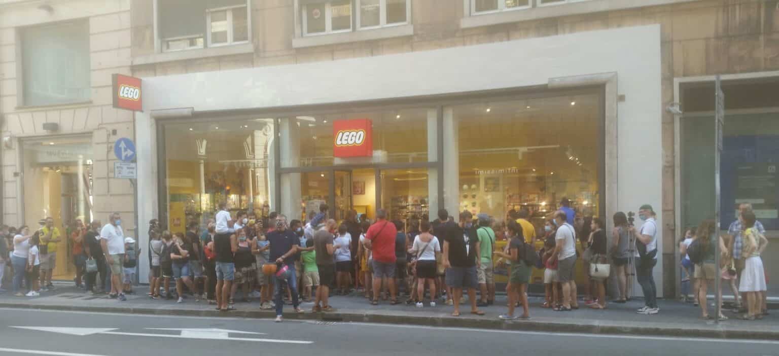 Genova Inaugura il Lego Store, lunghe file in via XX settembre e in