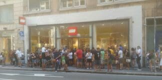 Genova – Inaugura il Lego Store, lunghe file in via XX settembre e in via Fieschi – VIDEO