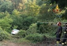 voltaggio, perde il controllo dell’auto e finisce in una scarpata