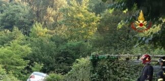 voltaggio, perde il controllo dell’auto e finisce in una scarpata