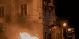 Incendio in piazza Poch, bruciati cassonetti a Sestri Ponente incendio piazza Poch