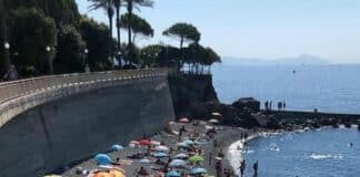 Meteo Liguria, Pasqua e Pasquetta con il bel tempo, nuvole da martedì Vesima spiaggia Villa Azzurra