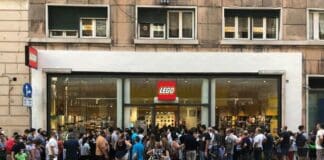 Lego – Inaugurazione con assembramento a Genova.