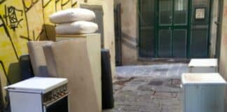 Furbetti dei rifiuti, linea dura a La Spezia, oltre 120 multe in un mese rifiuti ingombranti vicoli