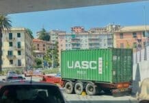Tir perde rimorchio sulla Guido Rossa, tragedia evitata per un soffio a Cornigliano tir cornigliano perde rimorchio