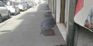 Foce – Forte odore sui marciapiedi lordati, commercianti puliscono esasperati Foce marciapiedi urina cani