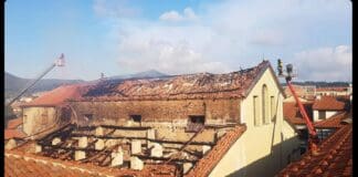 Cairo Montenotte, in fiamme il tetto della chiesa di San Lorenzo