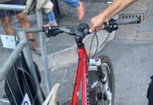 Ruba una bicicletta in piazza De Ferrari, rincorso e fermato dalla Locale