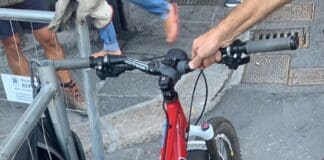 Ruba una bicicletta in piazza De Ferrari, rincorso e fermato dalla Locale