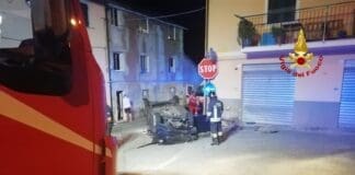 Genova – Auto si cappotta in via Lungo Polcevera, gravi tre giovani