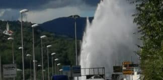 San Quirico, si rompe un tubo: cascata d’acqua in strada