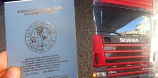 Camion in Sopraelevata fermato dalla Locale. Autista esibisce patente falsa: denunciato